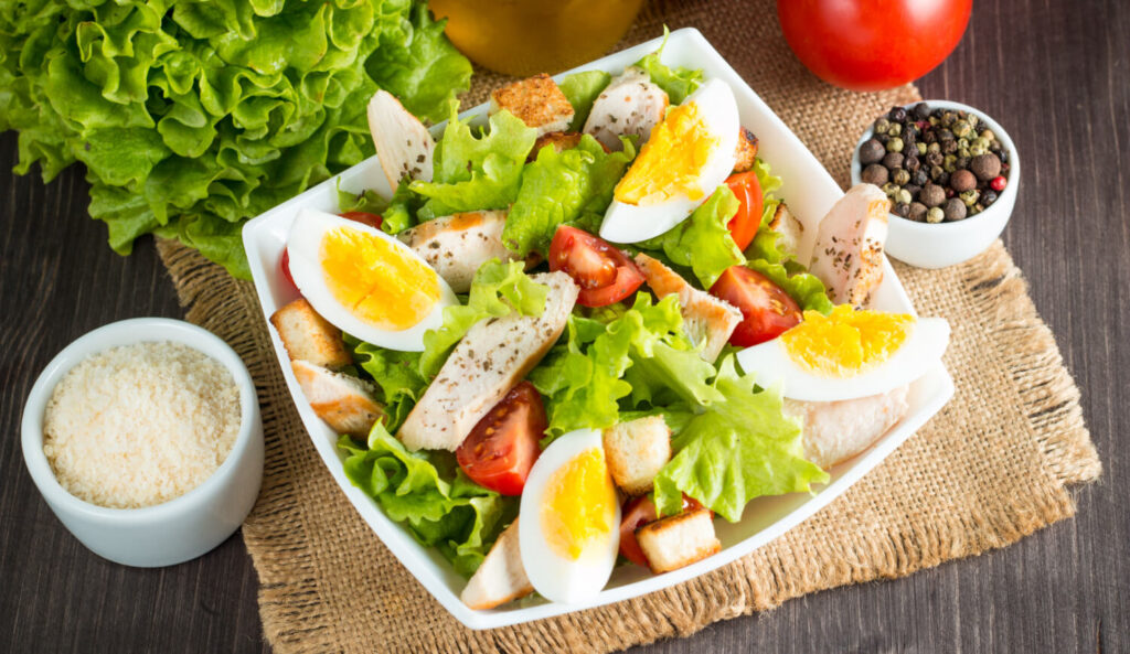 Salade césar fraîche sur fond en bois